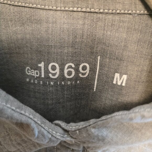 GAP 1969 DISTRESSED GREY WOMENS DENIM BUTTON UP SHIRT LONG SLEEVE SIZE MEDIUM - Picture 2 of 7